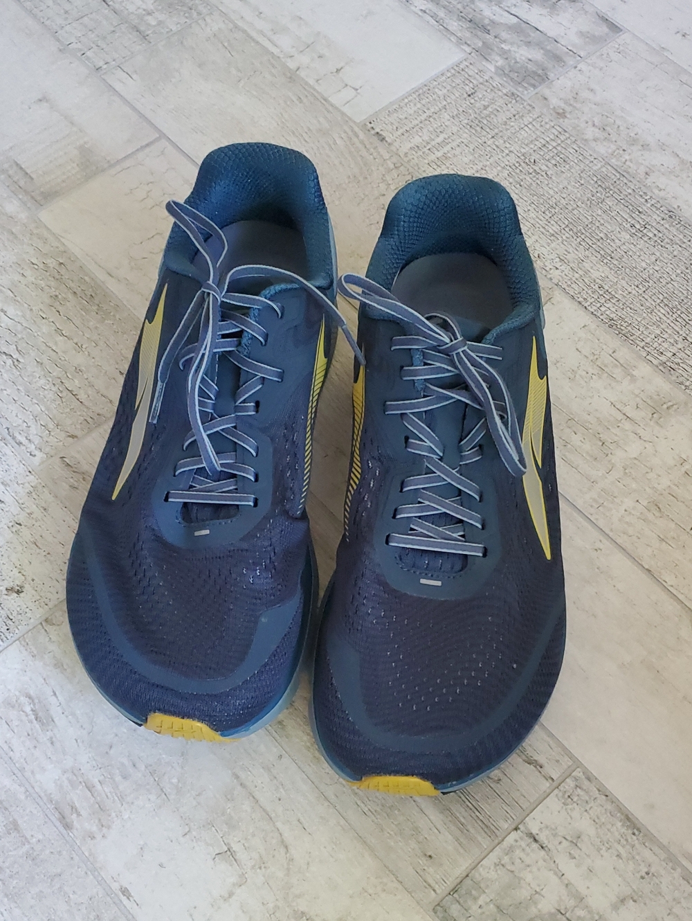 Altra Men's 11 M Navy Blue Running Shoes with Yellow Accents Torin 5 Wide